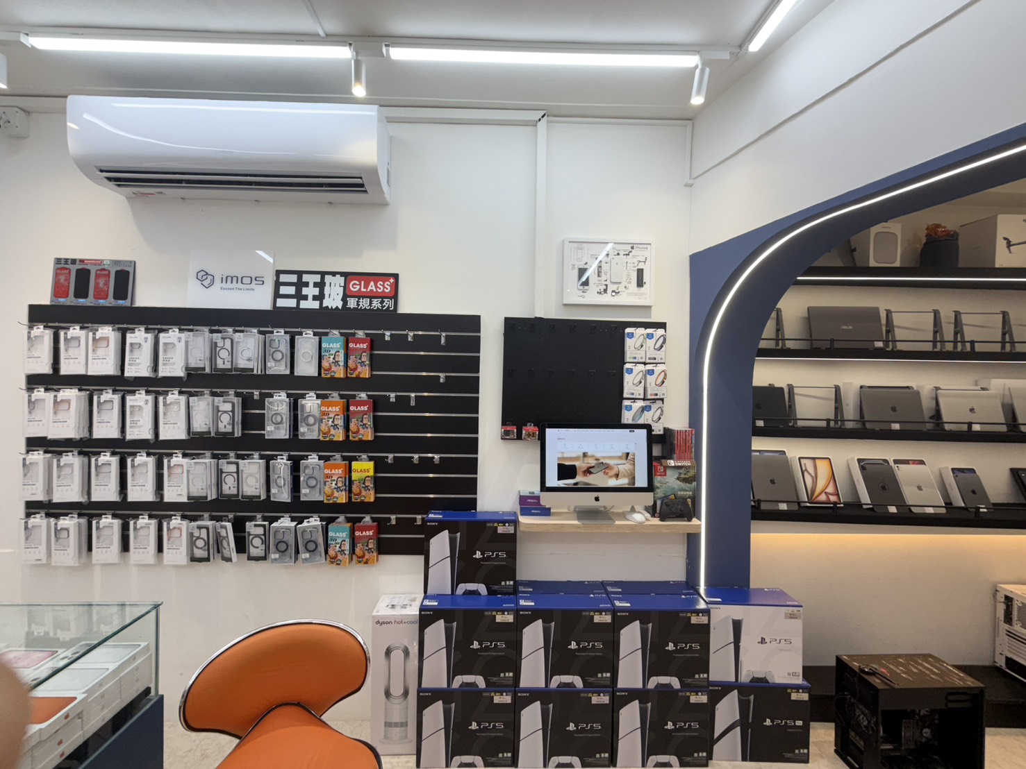 店內配件展示區與 iMOS 保護貼