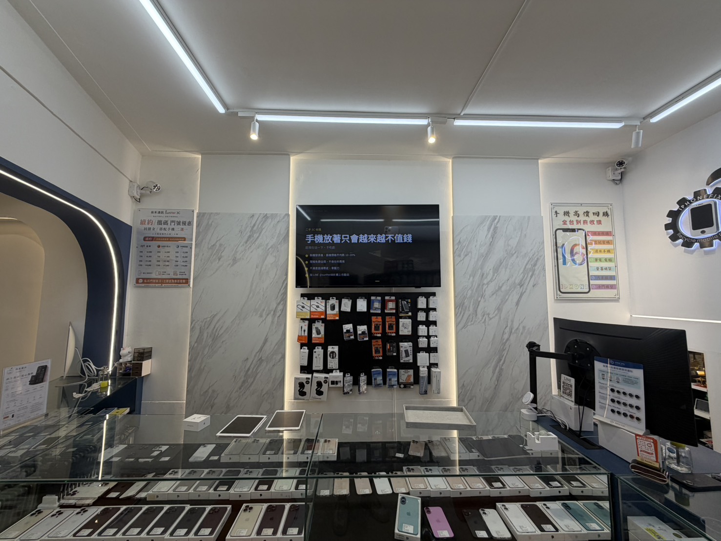 店內展示櫃與二手機陳列