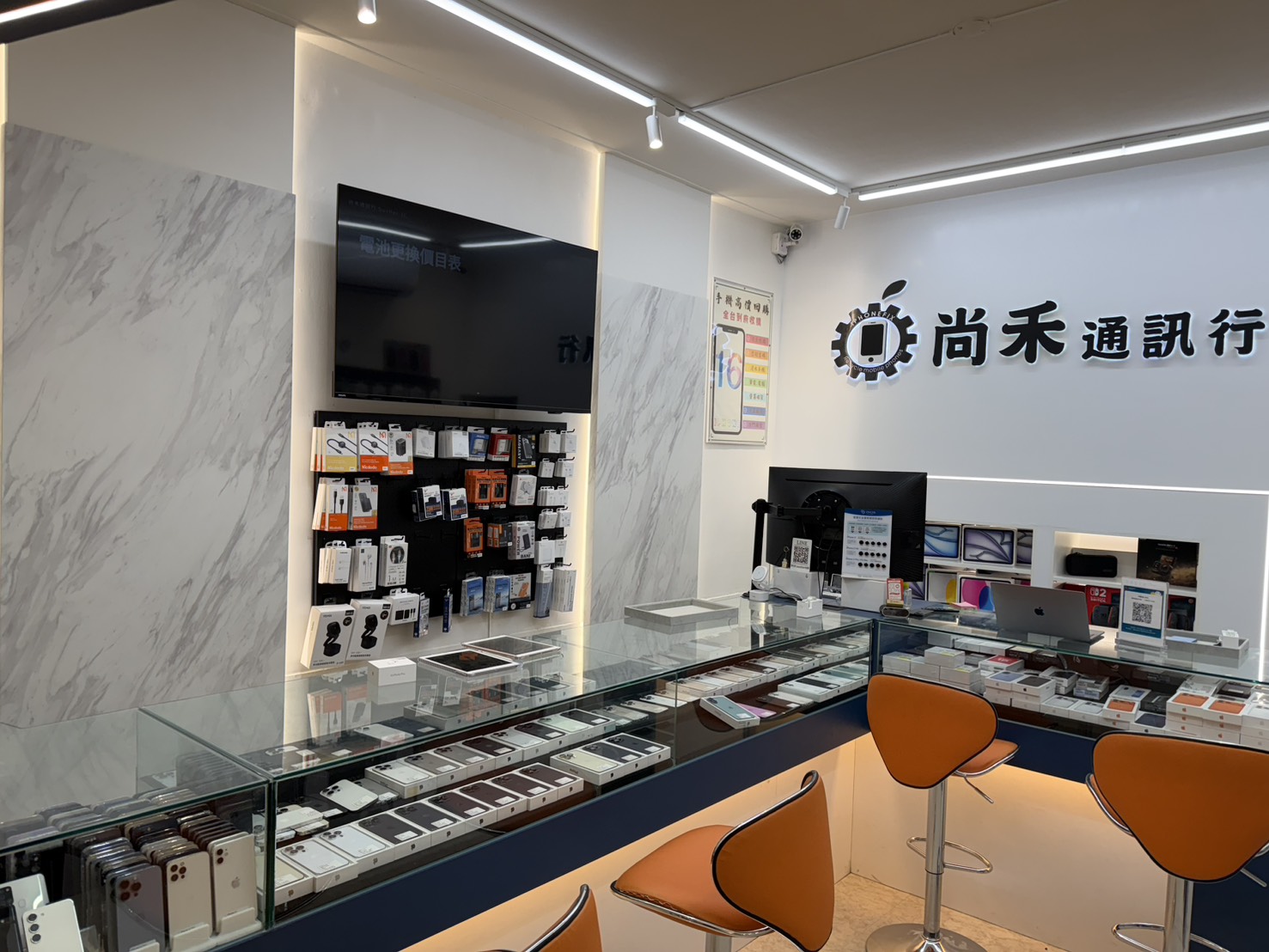店內客座區與展示櫃全景