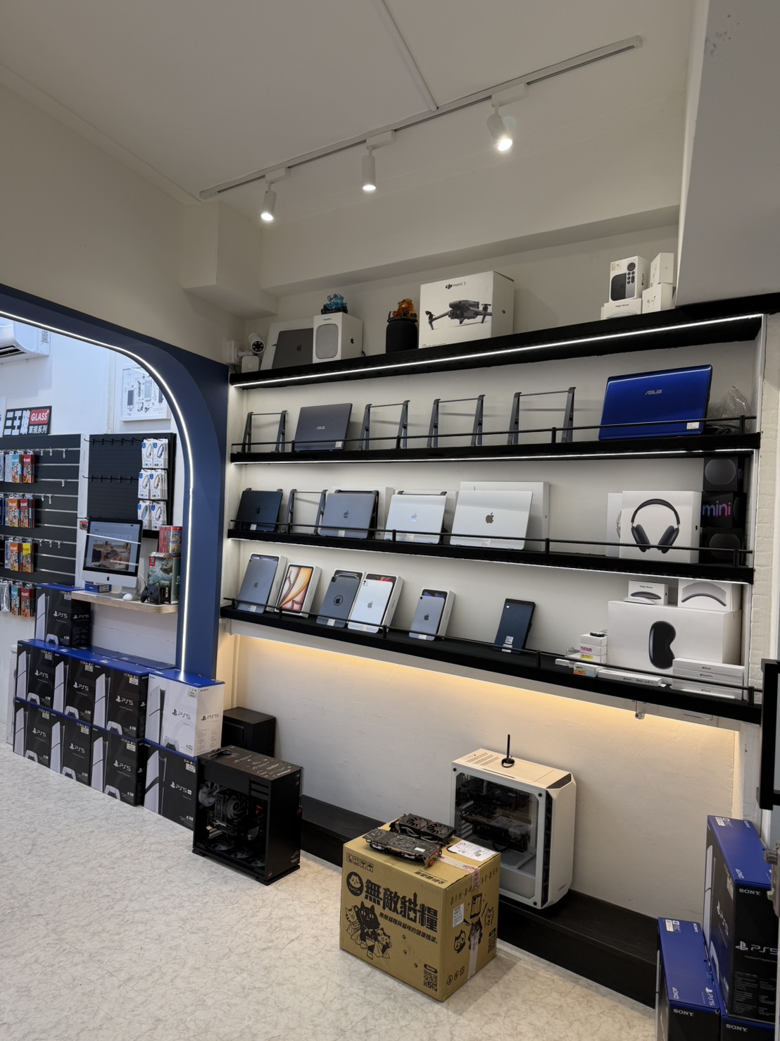店內筆電、平板、遊戲主機展示區