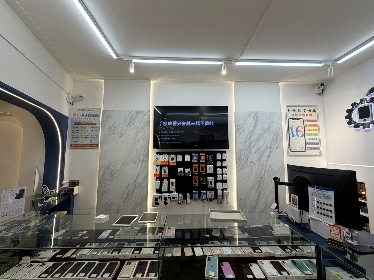 尚禾通訊行新市店手機展示區｜二手iPhone收購展示