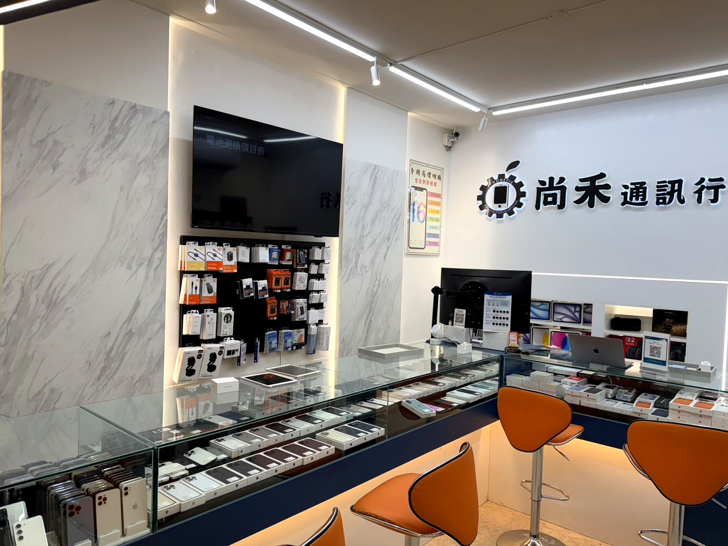 尚禾通訊行新市店內部全景｜寬敞明亮的門市空間