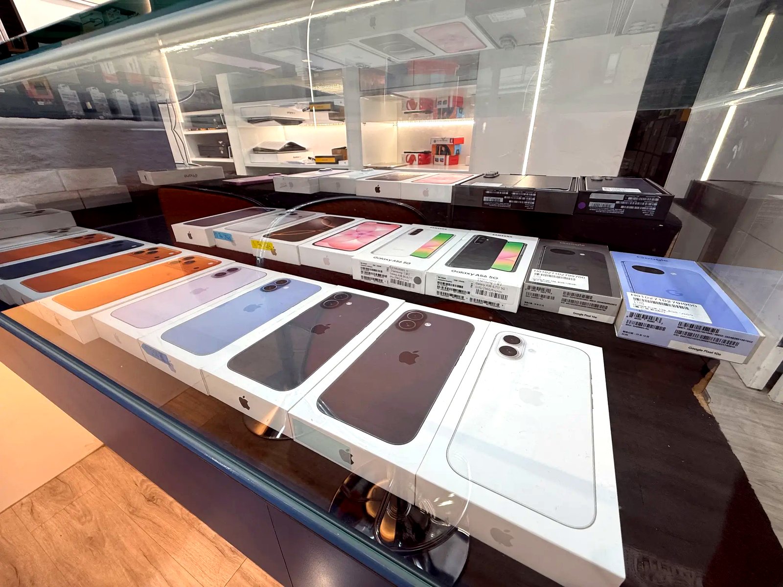尚禾通訊行新市店全新iPhone現貨｜各色iPhone展示